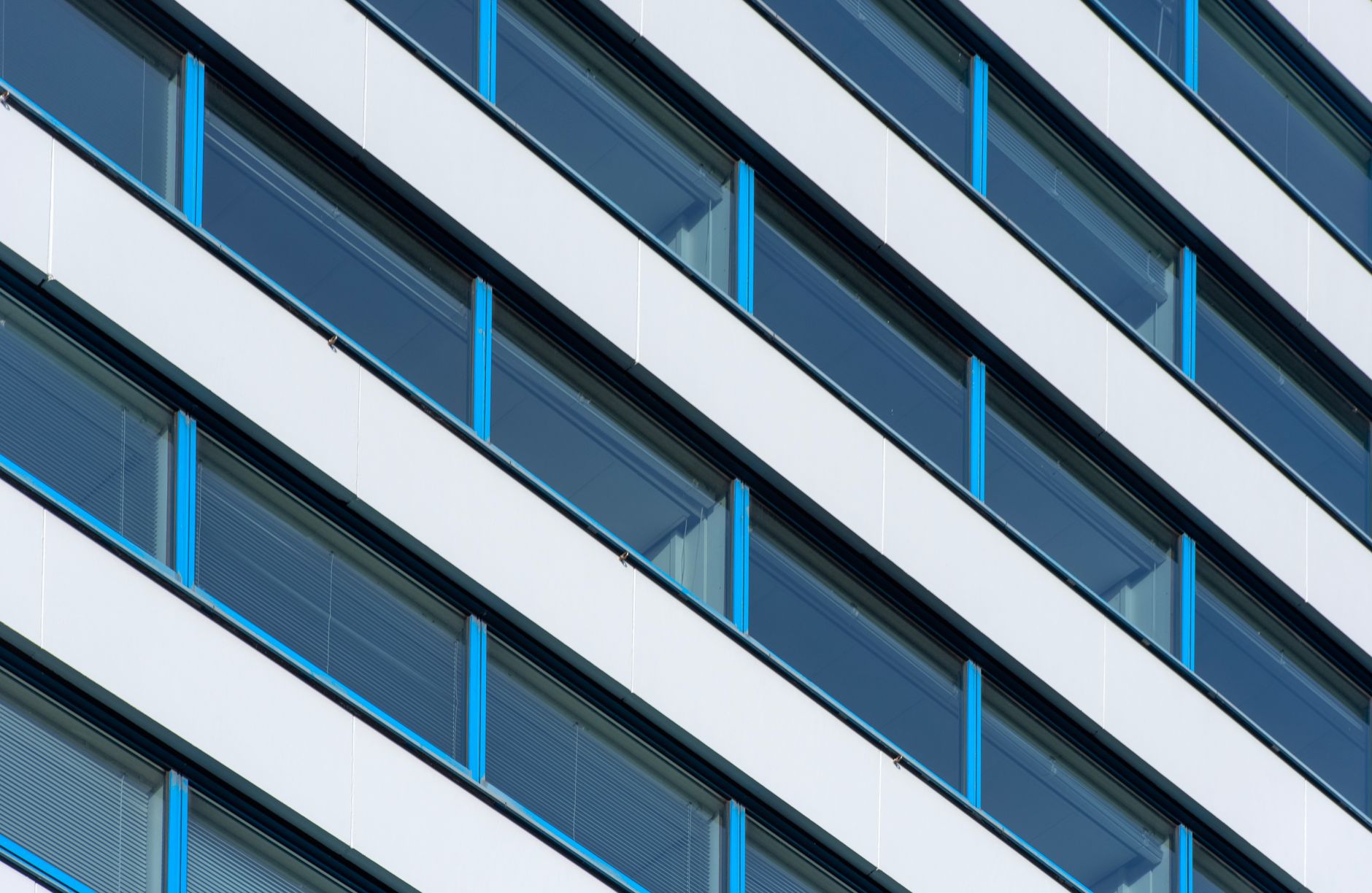 Fachada de oficinas con ventanas en franjas