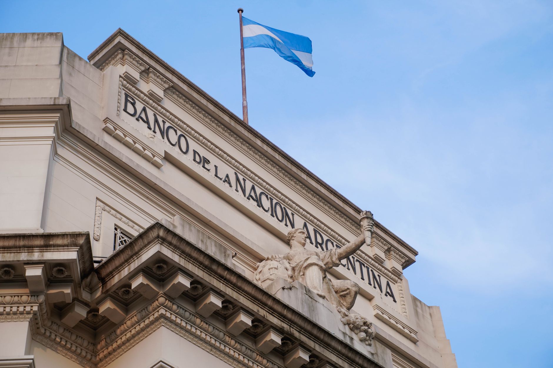 Edificio institucional con bandera argentina